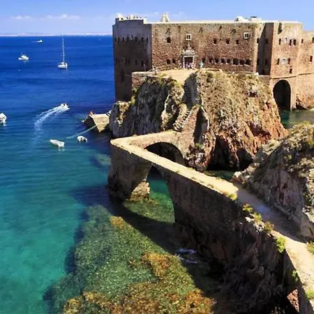 With Shared Pool In + 30 M² + Pool. Сasa de vacaciones Pataias