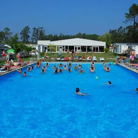 Dom wakacyjny With Shared Pool In + 30 M² + Pool. Pataias